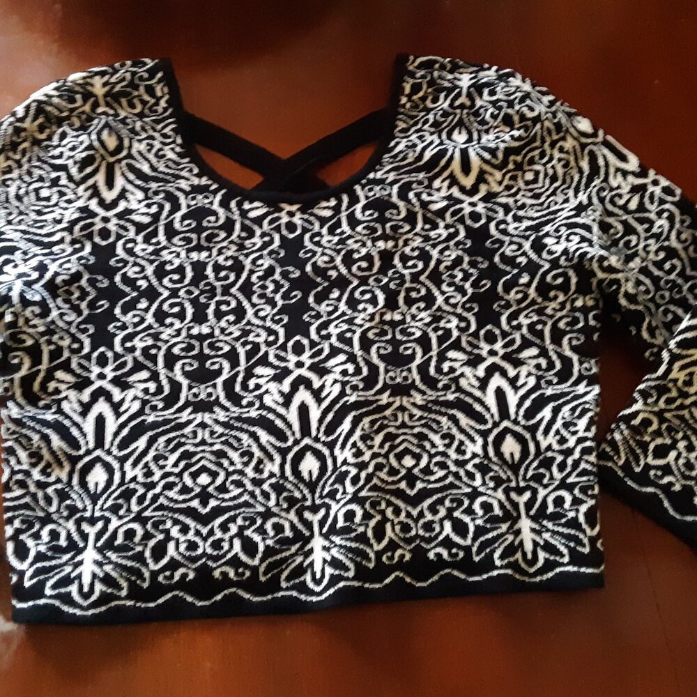 Black & White Patterned Crop light weight sweater 3/4 length sleeve